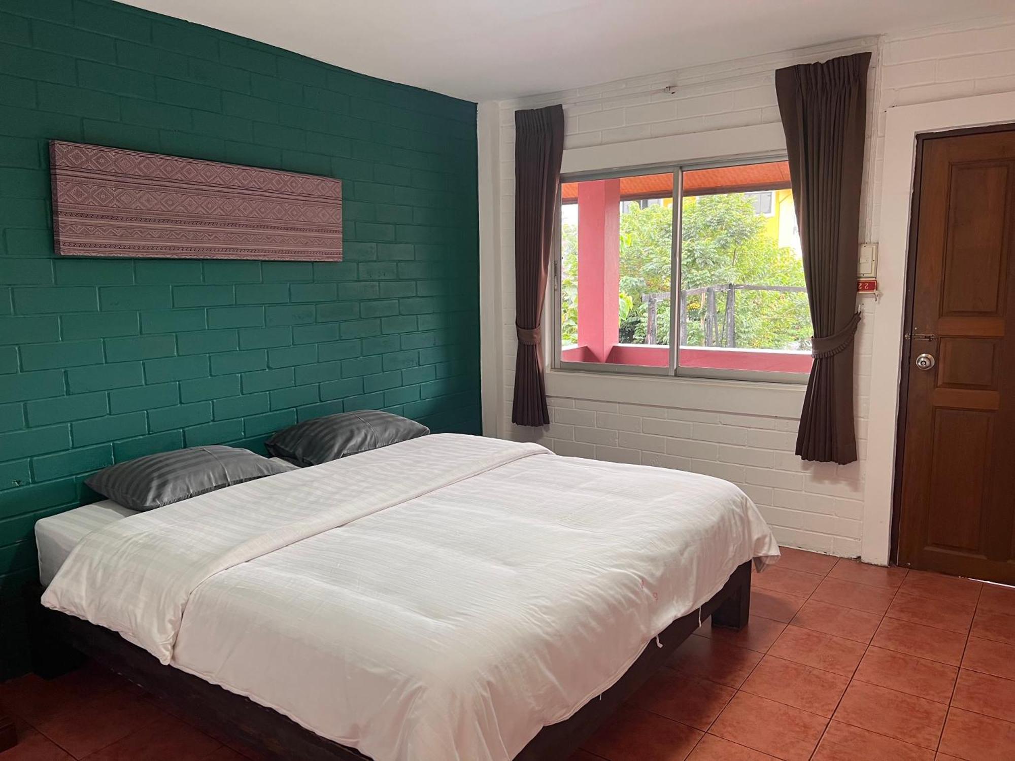 Red Brick Hostal *